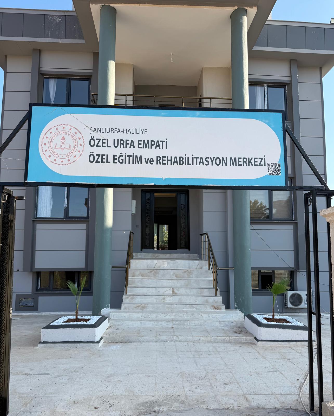Özel Urfa Empati Özel Eğitim ve Rehabilitasyon Merkezi binası ve giriş kapısı
